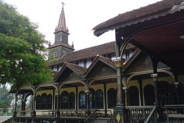 Kon-Tum-Wooden-Church