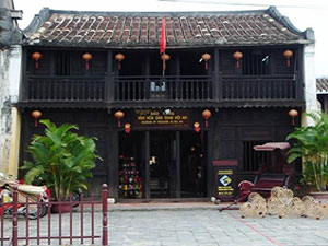 Door Eyes in Hoi An - The Mystery of an Ancient Town in Vietnam
